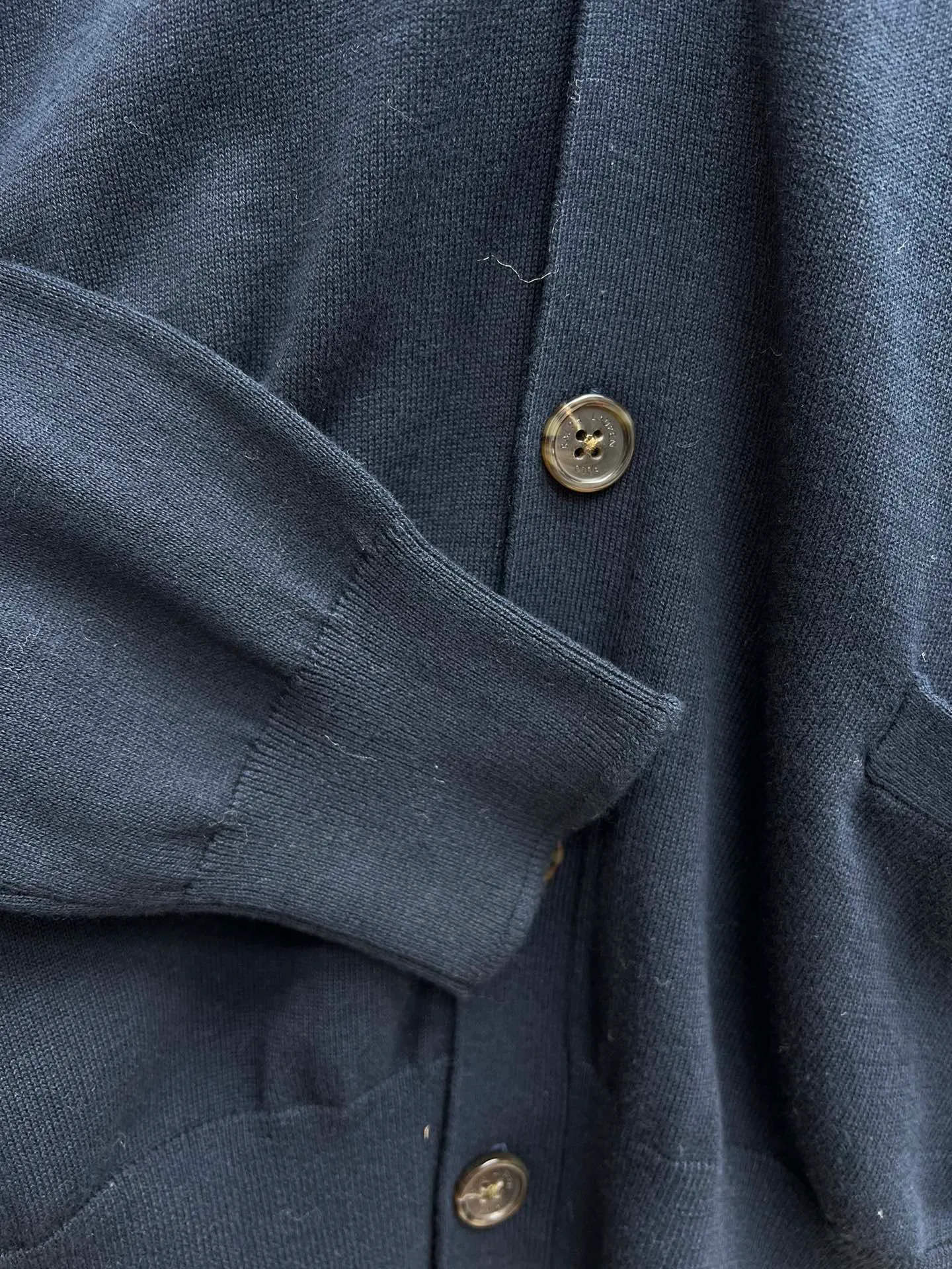 🅿️480 POLO 25ss new slim fit V-neck knitted wool cardigan. This lightweight knitted cardigan is carefully woven from wool yarn, treated for a smooth texture, and decorated with iconic pony embroidery. Size: S.M.L.XL.